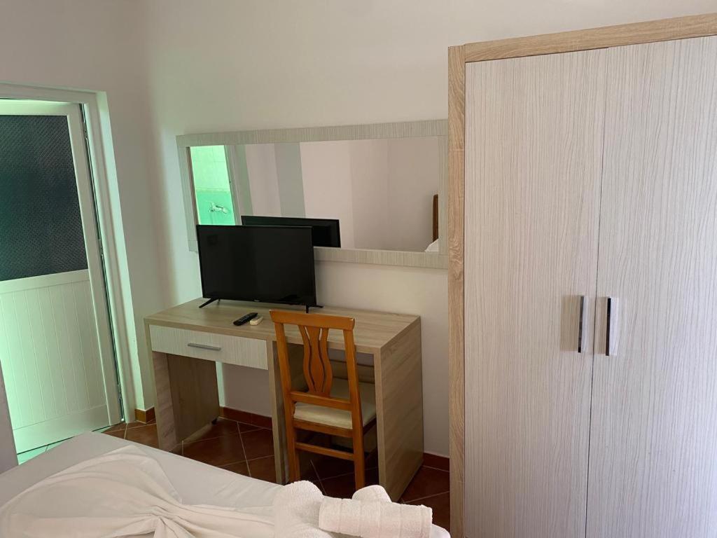 Hotel Dini Radhimë Extérieur photo